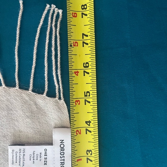 Tissue weight cashmere scarf - Picture 6 of 6